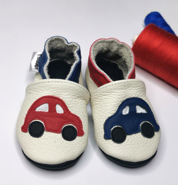 Sepatu dengan gambar alat transportasi seperti mobil dan sepeda